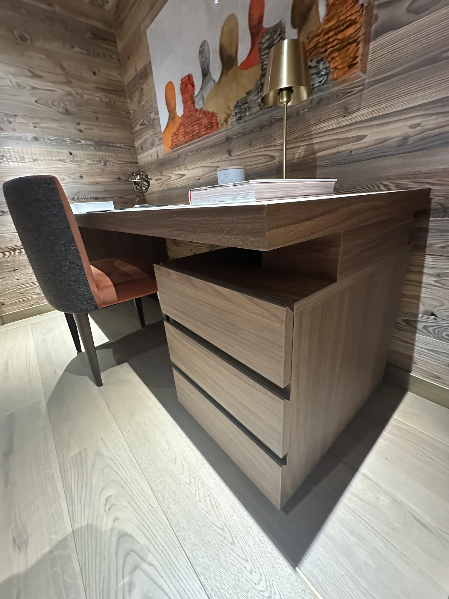 Bureau de chalet avec plateau en bois, trois tiroirs et niche ouverte