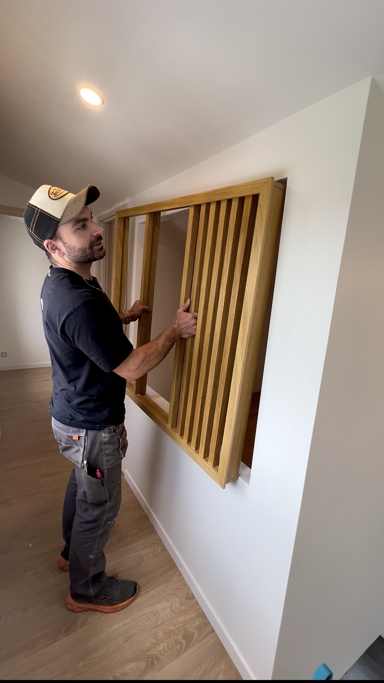 Emerick Gobin ajustant un claustra, photographie originale utilisée sur LinkedIn