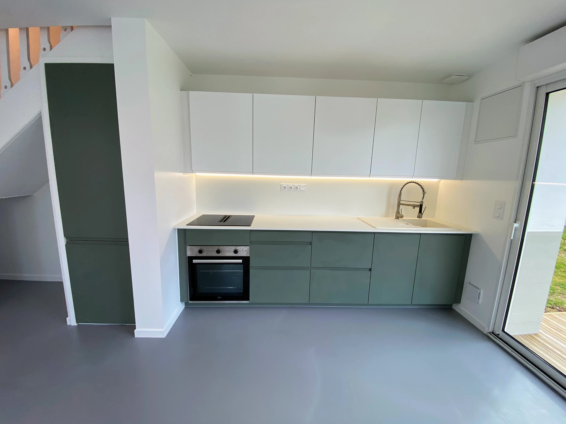 Cuisine aux façades vert doux et blanches