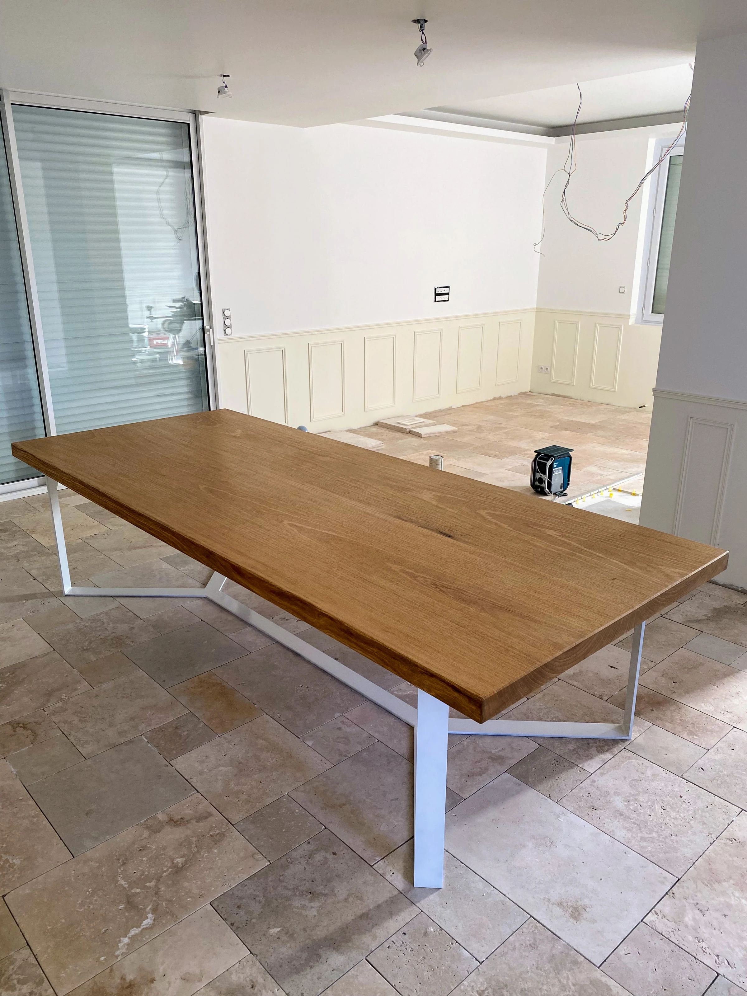 Table en bois réalisée pour une pièce de vie