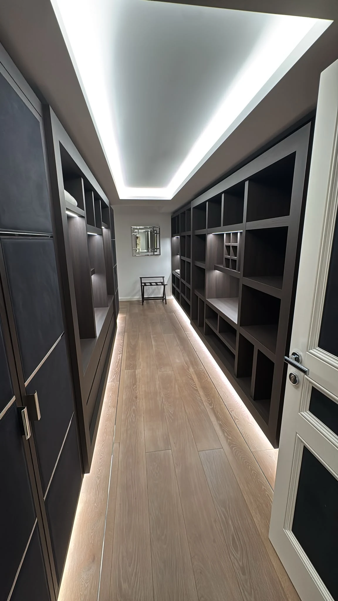 Perspective du passage entre les deux côtés du dressing sombre
